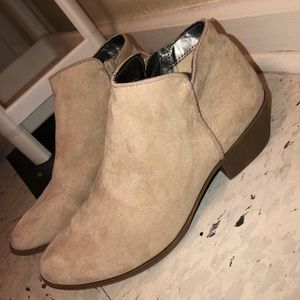 Vera Wang Creme colored ankle high booties